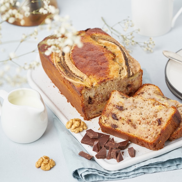 Pan de banana. Torta de rodajas con plátano, chocolate, nuez.