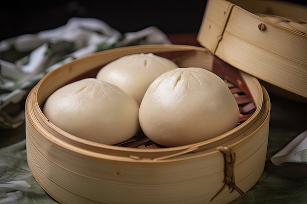 Pan bao envuelto en piel de bola de masa rellena con sabroso relleno de cerdo