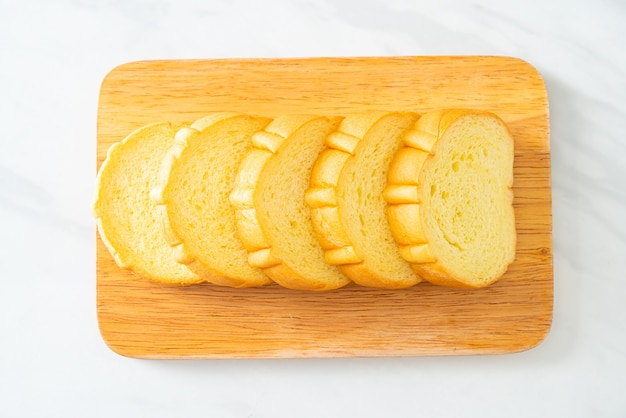 Pan de batatas en rodajas sobre tablero de madera