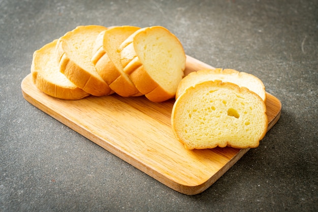 Pan de batatas en rodajas sobre tablero de madera