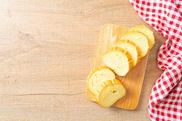 Pan de batatas en rodajas sobre tablero de madera