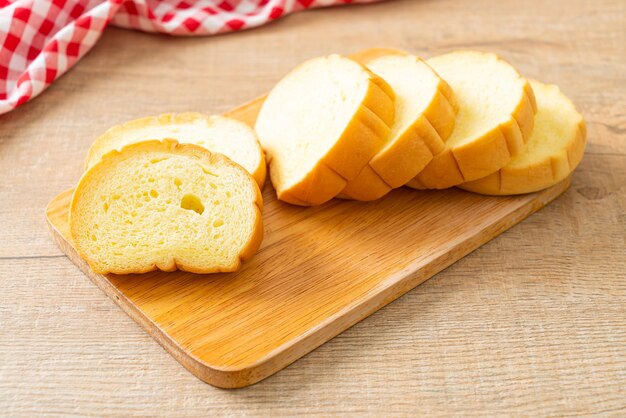 Pan de batatas en rodajas sobre tablero de madera