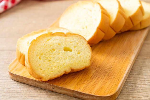 Pan de batatas en rodajas sobre tablero de madera