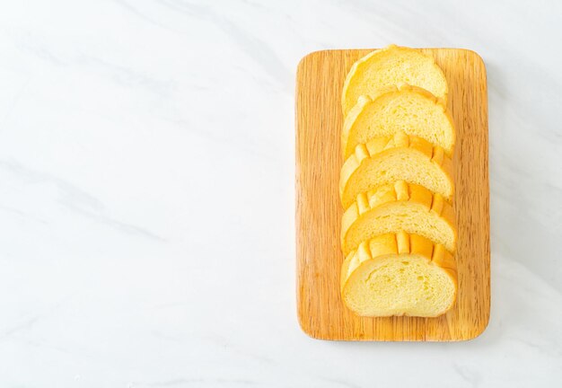 Pan de batatas en rodajas sobre tablero de madera