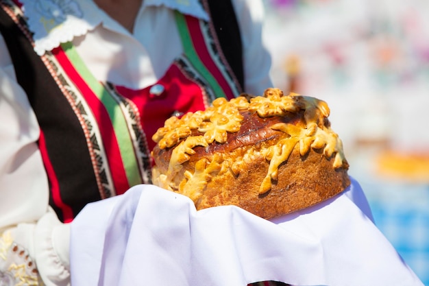 Pan de bienvenida en la mano. Pan y sal como tradición rusa.