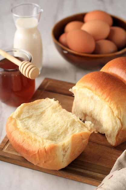 Pan blanco japonés Hokkaido servido con leche y miel Copiar espacio para texto