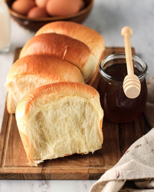 Pan blanco japonés recién horneado, suave y esponjoso, popular como pan de leche Hokaido. Brioche japonés casero