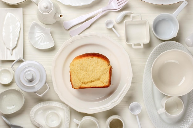 Pan blanco japonés recién horneado, suave y esponjoso, popular como pan de leche Hokaido. Brioche japonés casero