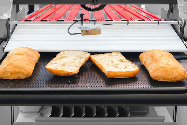 Pan blanco en rodajas en una máquina de cortar