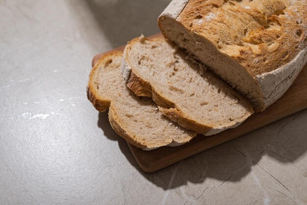 Pan blanco de trigo en rebanadas con costra