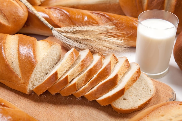 Pan blanco con vaso de leche fresca