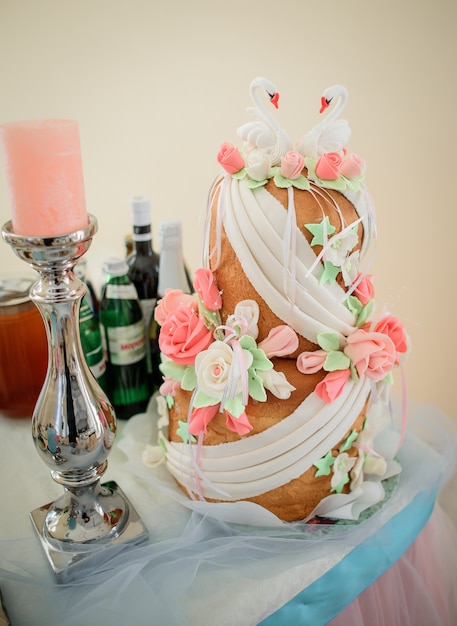 Pan de boda decorado con figuras de cisnes y rosas