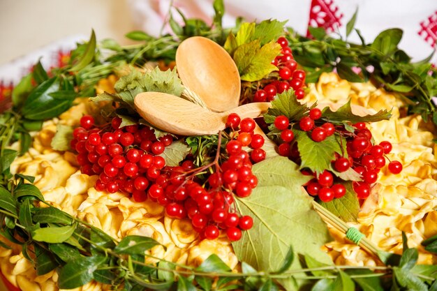 Pan de boda decorado con frutos del bosque