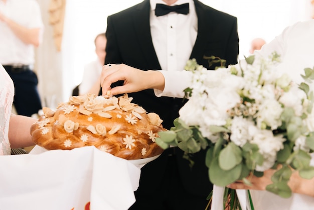 Pan de boda. Pan y sal para los novios Tradición rusa de la boda.