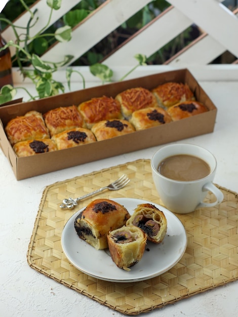 Pan de bola de chocolate con leche disfrutado con un vaso de café con leche