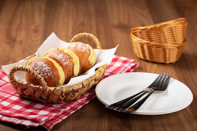 Pan de bolas de Berlín relleno de crema glaseada