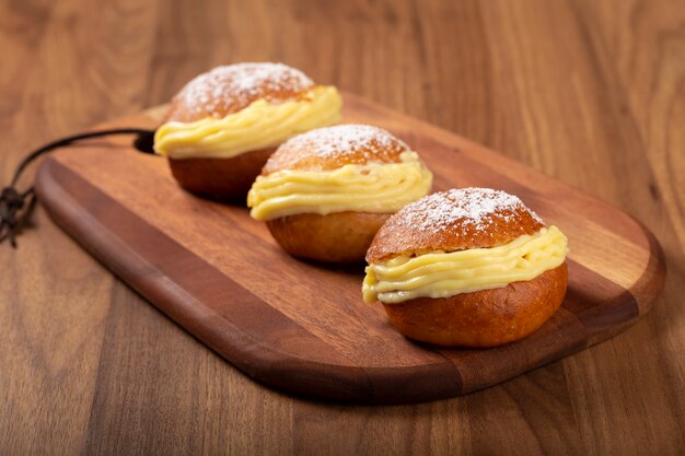 Pan de bolas de Berlín relleno de crema glaseada