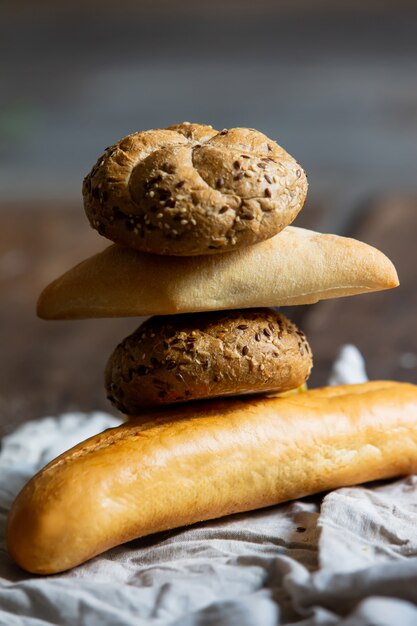 Pan, bollo y baguette sobre una mesa