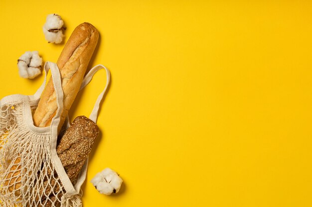 Pan en bolsa ecológica de algodón sobre fondo amarillo