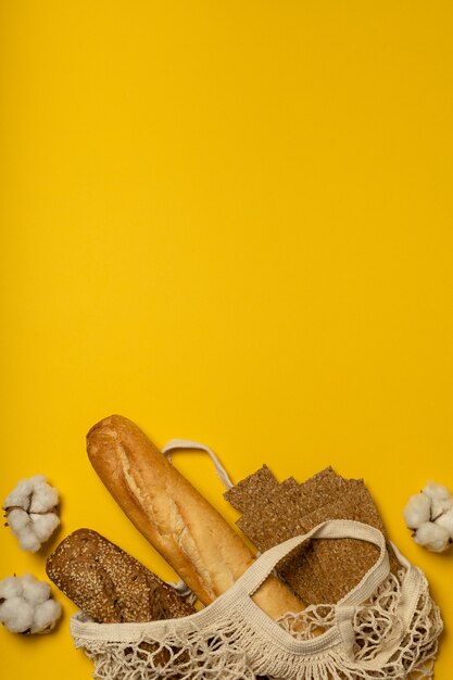 Pan en bolsa ecológica de algodón sobre superficie amarilla
