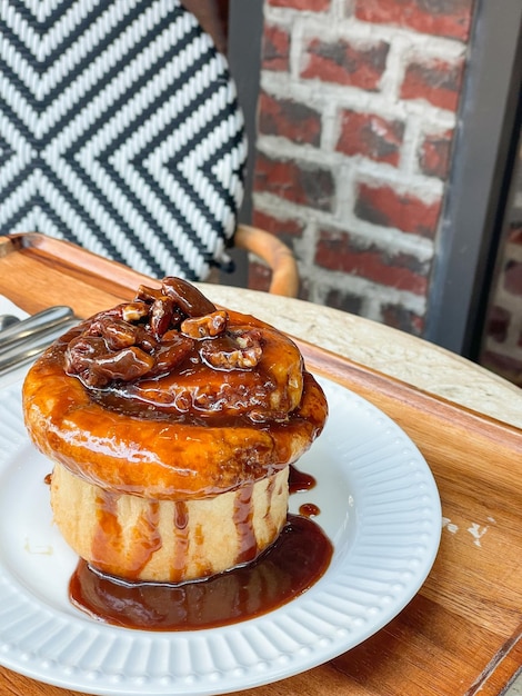 Pan brioche casero fresco y dulce cubierto con nueces pecanas y caramelo al estilo francés