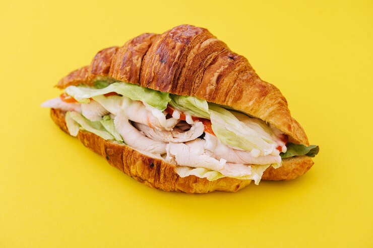 Pan brioche croissant con pechuga de pollo y verdura