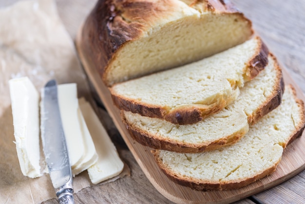 Pan brioche en el tablero de madera