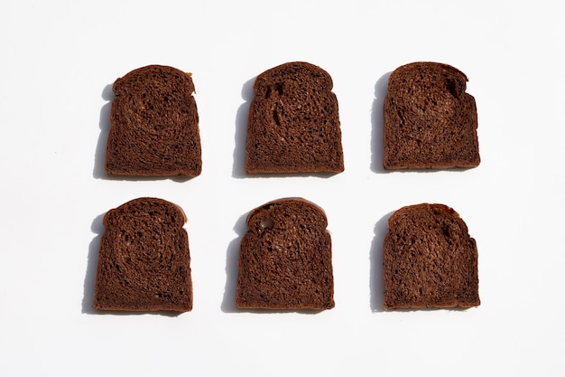 Pan de cacao oscuro sobre fondo blanco.