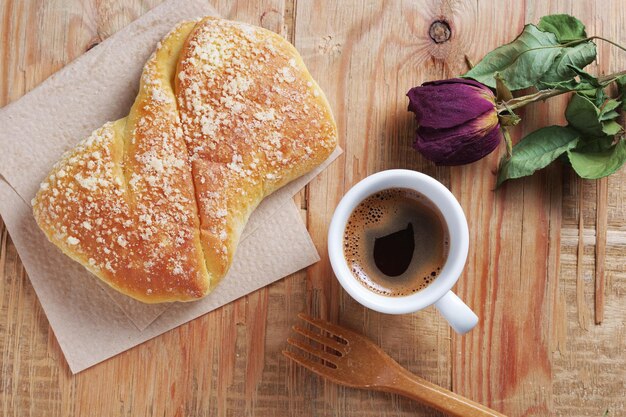 Foto el pan y el café.