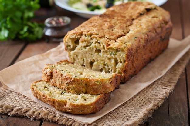 Pan de calabacín con queso sobre un fondo de madera