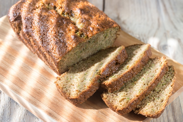 Pan de calabacín en la tabla de madera