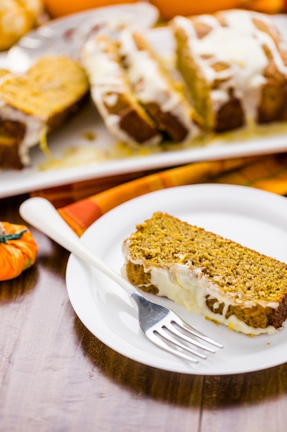 Pan de calabaza casero con glaseado de naranja en la parte superior.