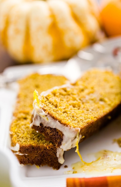 Pan de calabaza casero con glaseado de naranja en la parte superior.