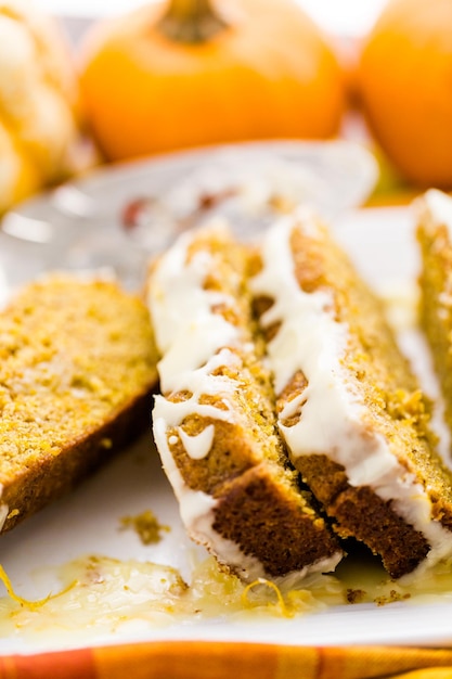 Foto pan de calabaza casero con glaseado de naranja en la parte superior.