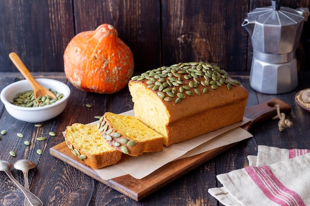 Pan de calabaza con semillas. Horneando. Comida vegetariana. Pastel.