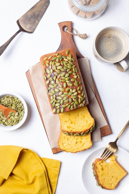 Pan de calabaza con semillas. Horneando. Comida vegetariana. Pastel.