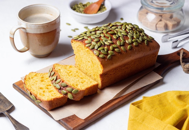 Pan de calabaza con semillas. Horneando. Comida vegetariana. Pastel.