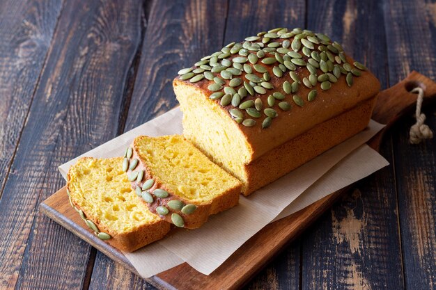 Pan de calabaza con semillas. Horneando. Comida vegetariana. Pastel.