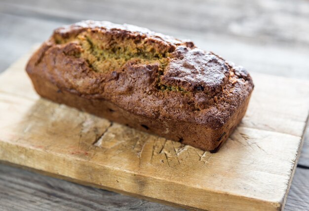 Pan de calabaza en una tabla de madera