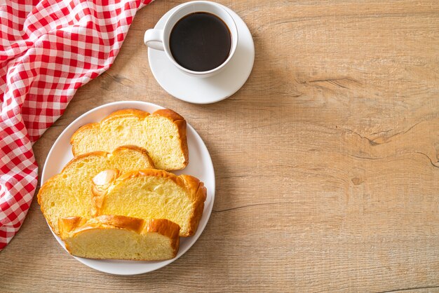 Pan de camote con café para el desayuno