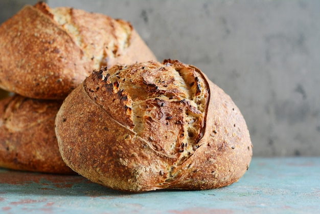 Pan de campo casero recién horneado elaborado con trigo y harina integral