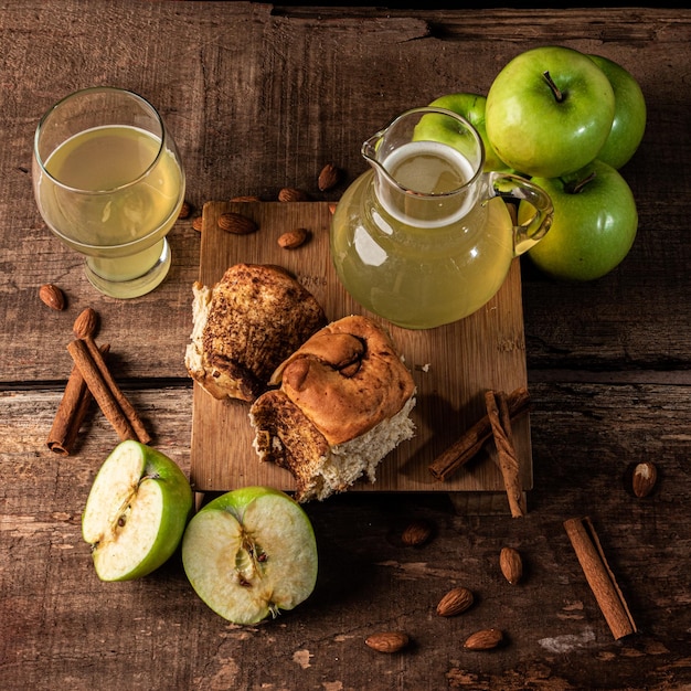 Pan de canela con manzana verde y almendras