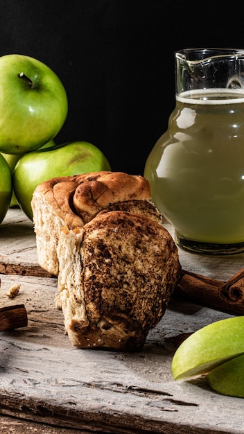 Pan de canela con manzana verde y almendras