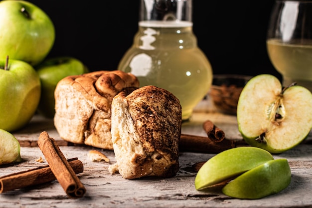 Pan de canela con manzana verde y almendras