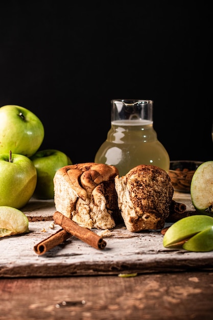 Pan de canela con manzana verde y almendras