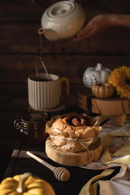 Pan de canela y taza de té en el fondo Composición de otoño