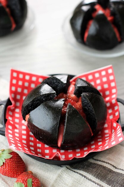 Pan de carbón con crema de fresas, otra versión del pan de ajo con queso crema coreano