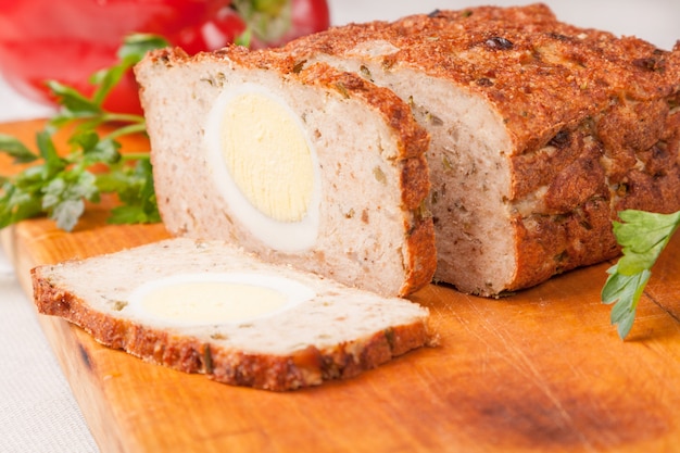 Pan de carne de pavo rissole sobre tabla de madera