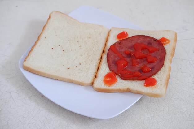 Foto pan con carne y salsa como fondo