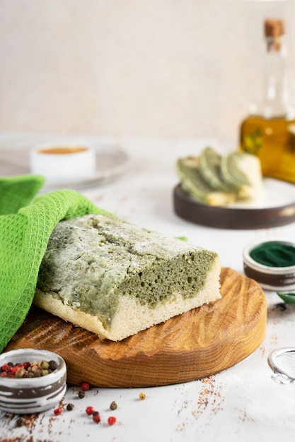 Pan casero alternativo de espirulina hecho de arroz sin gluten y concepto de superalimentos de harina de lino